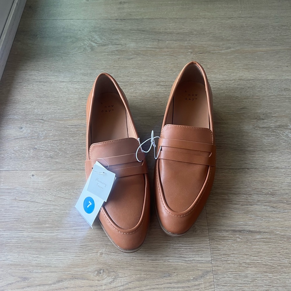 NWT Women’s Tan Loafers SIZE 7
